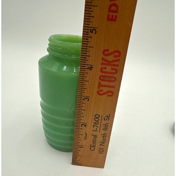 Vintage Green Glass Beehive Ribbed Pepper Shaker Jadite Farmhouse Cottagecore - Picture 7 of 8